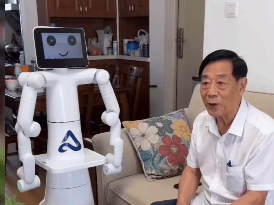 幻形智能机器人在家庭环境中陪伴老人交流